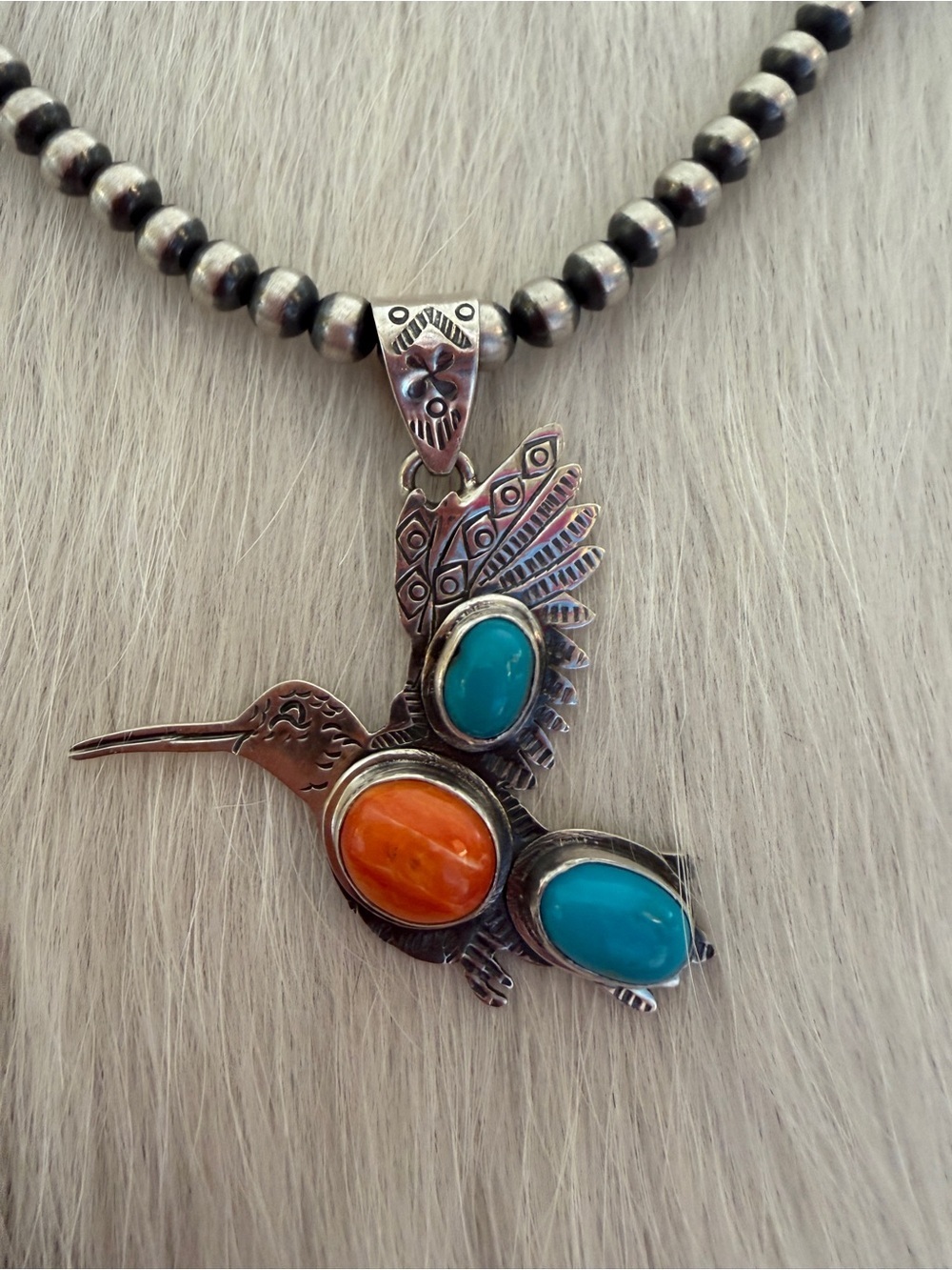 ❤️ Spiny Oyster & Kingman Turquoise Hand Stamped Sterling Hummingbird Pendant - Picture 4 of 14